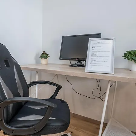 شقة Cozy Center With Desk - Steps To Old Town