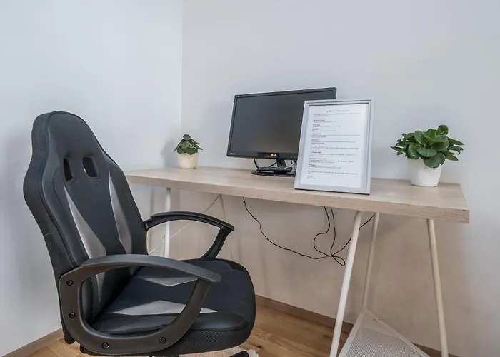 Апартаменты Cozy Center With Desk - Steps To Old Town